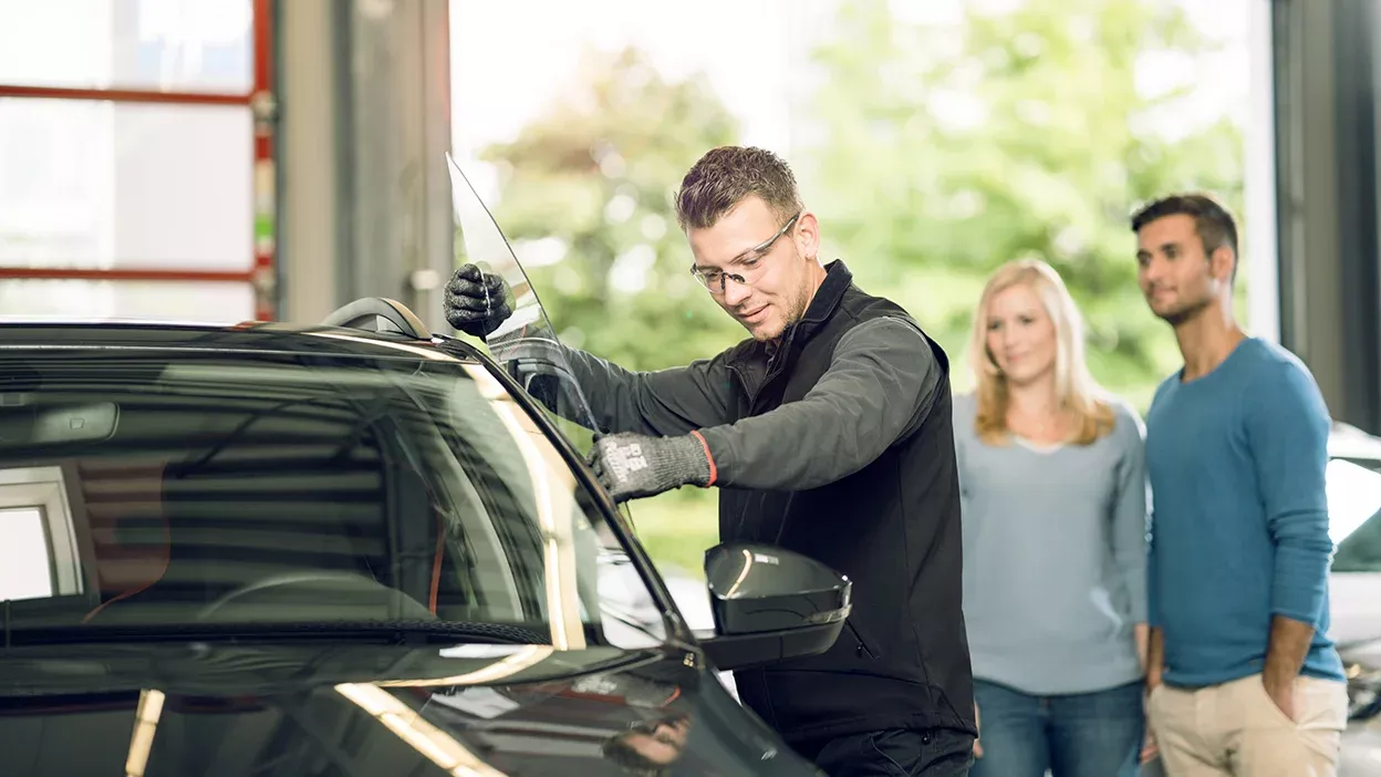 Carglass Monteur baut Seitenscheibe ein