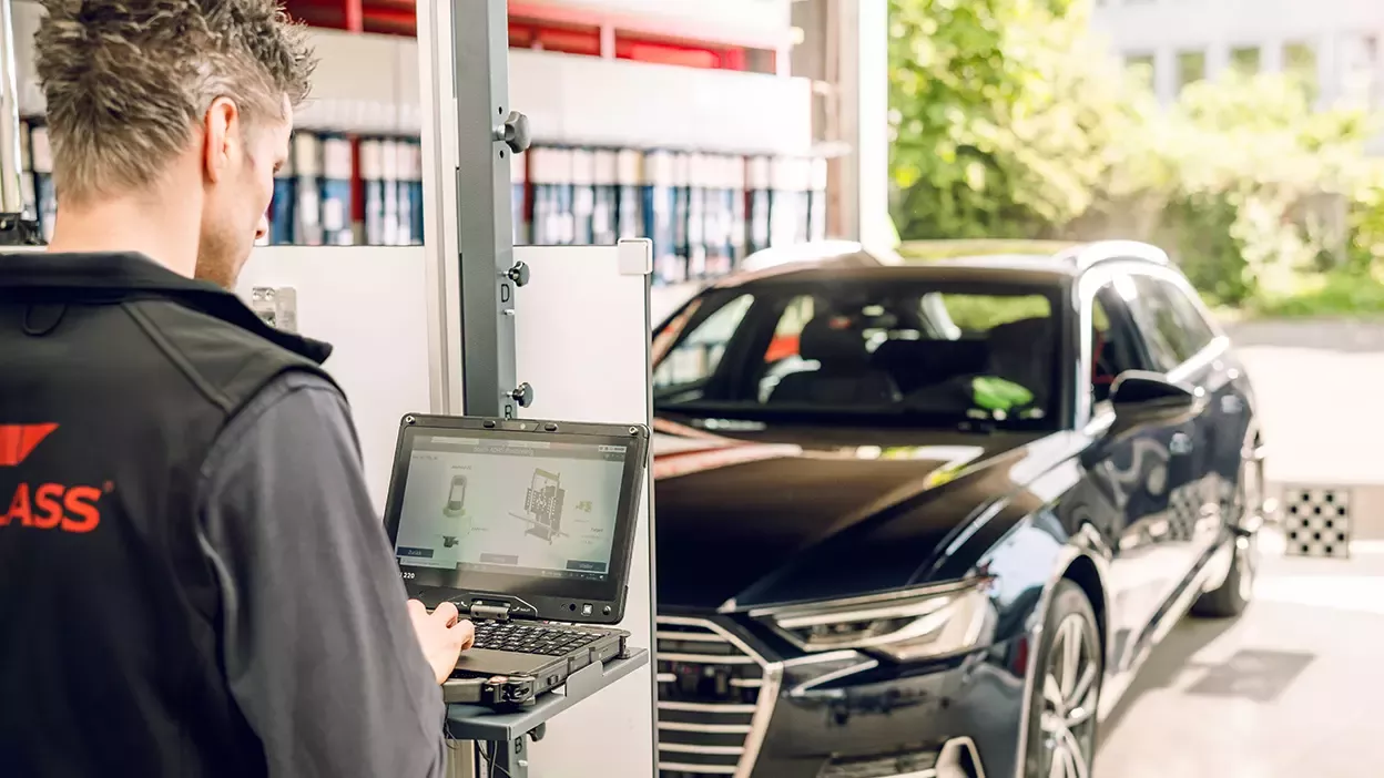 Carglass Monteur kalibriert Fahrerassistenzsysteme