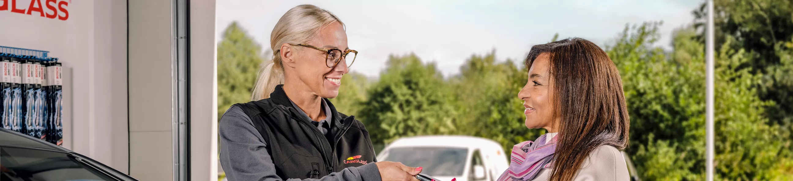 Carglass Monteur im Kundengespräch